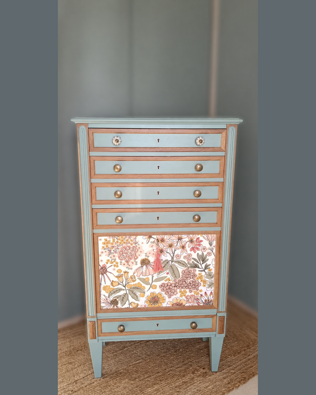 Secrétaire relooké vert sauge avec panneau floral — Jeanne